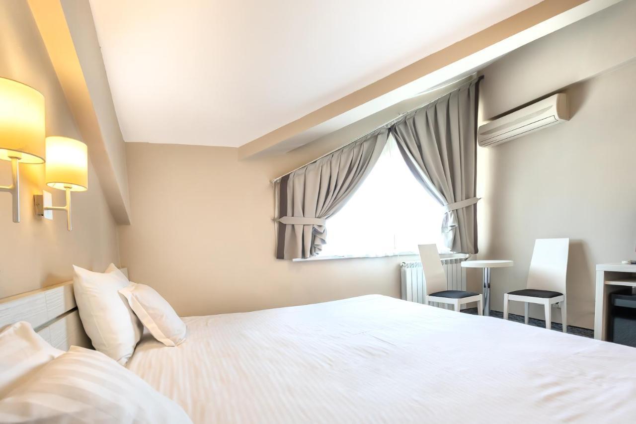 Alex&George Boutique Hotel Клуж-Напока Екстериор снимка