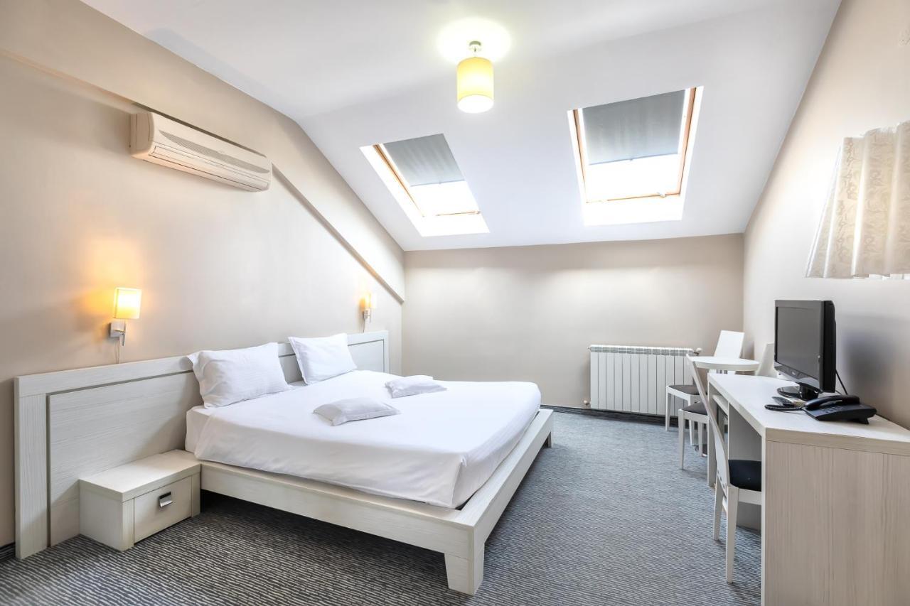 Alex&George Boutique Hotel Клуж-Напока Екстериор снимка
