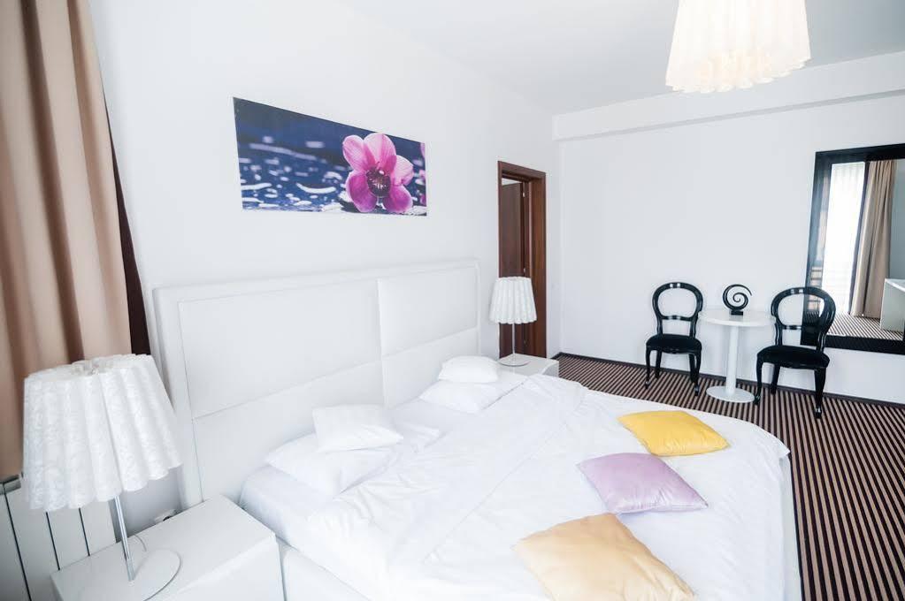 Alex&George Boutique Hotel Клуж-Напока Екстериор снимка