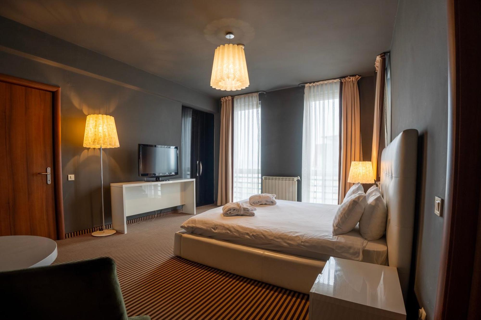 Alex&George Boutique Hotel Клуж-Напока Екстериор снимка
