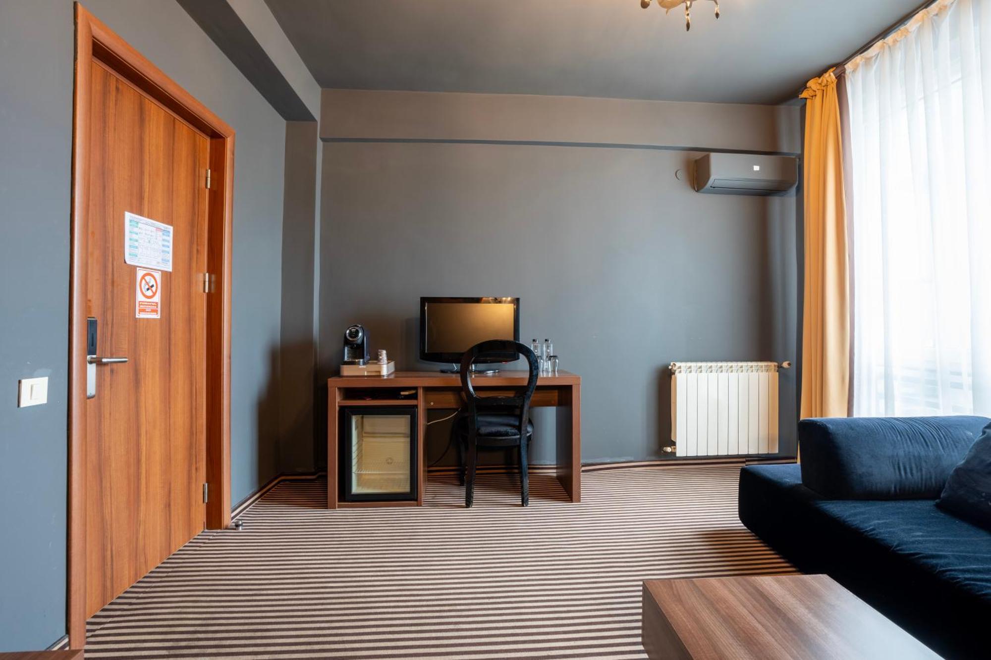 Alex&George Boutique Hotel Клуж-Напока Екстериор снимка