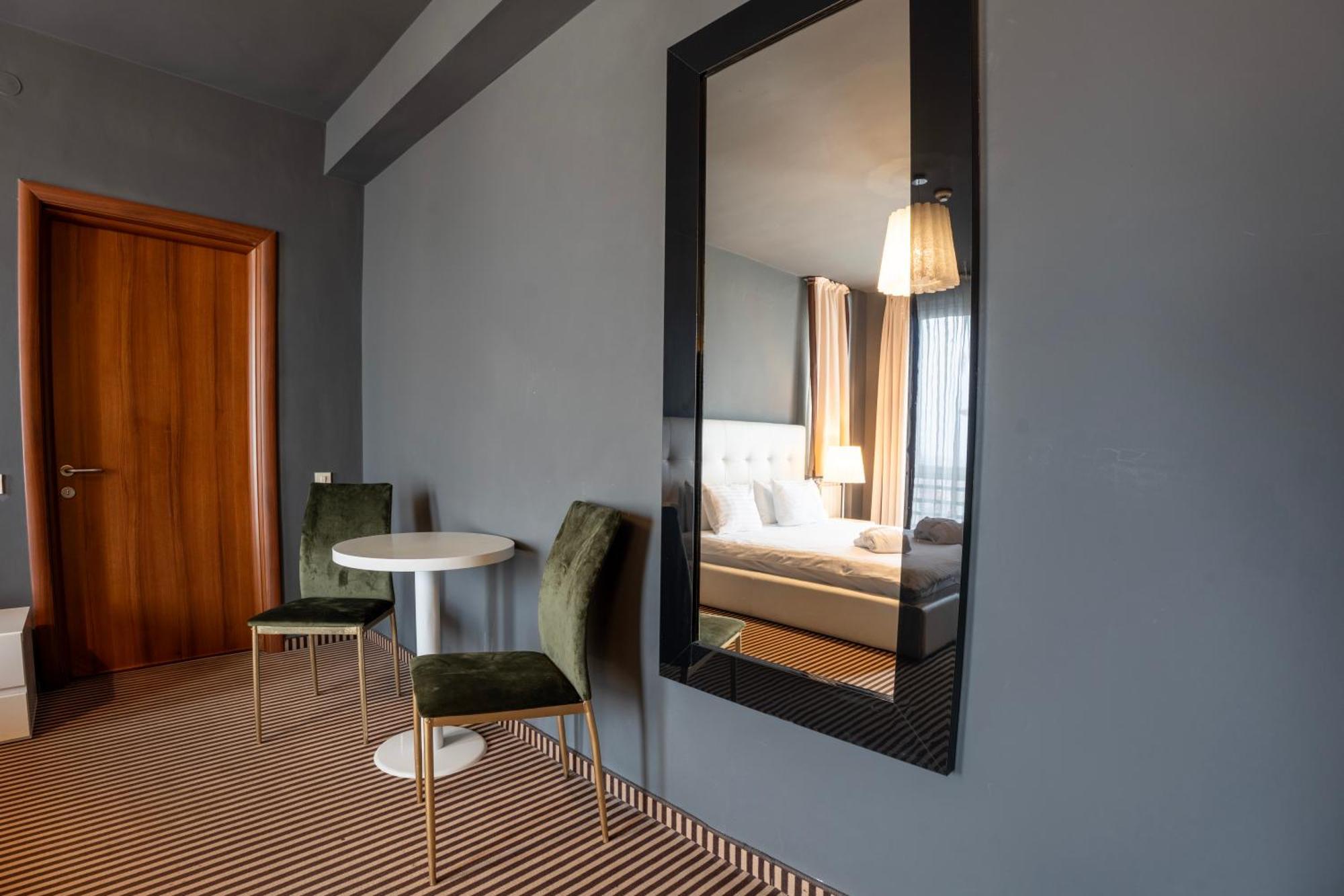 Alex&George Boutique Hotel Клуж-Напока Екстериор снимка