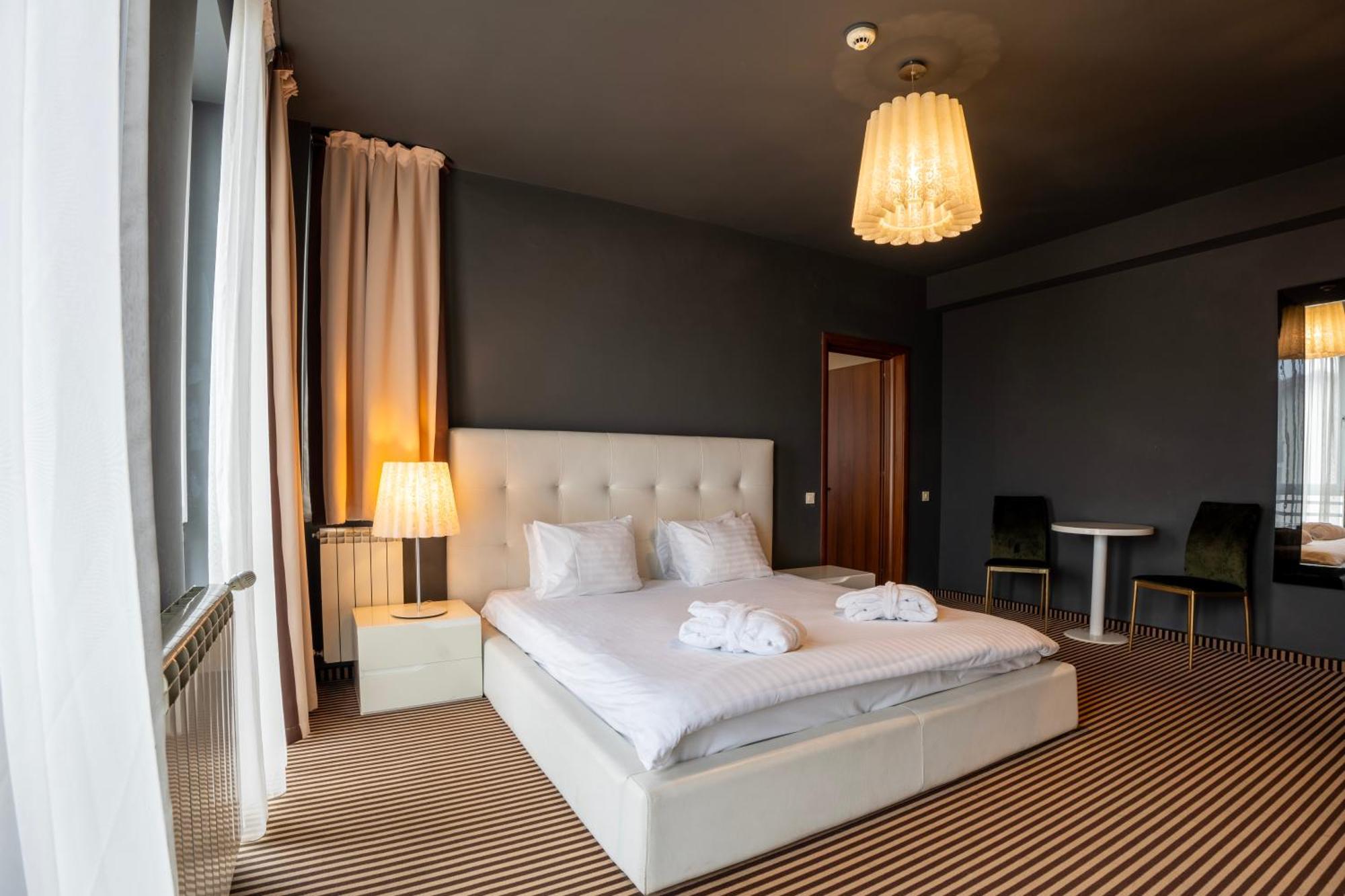 Alex&George Boutique Hotel Клуж-Напока Екстериор снимка