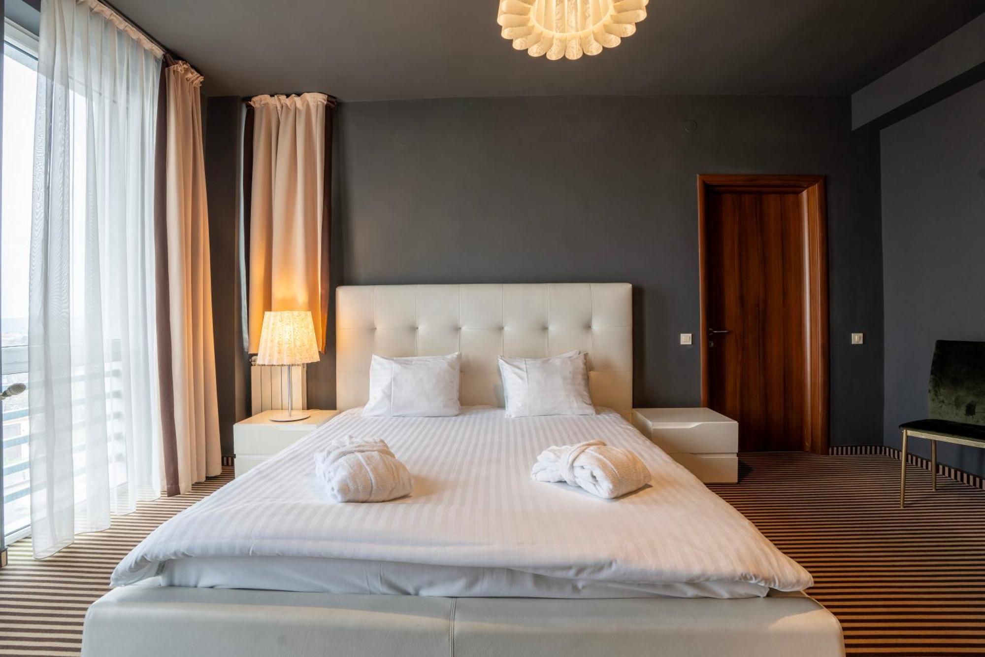 Alex&George Boutique Hotel Клуж-Напока Екстериор снимка